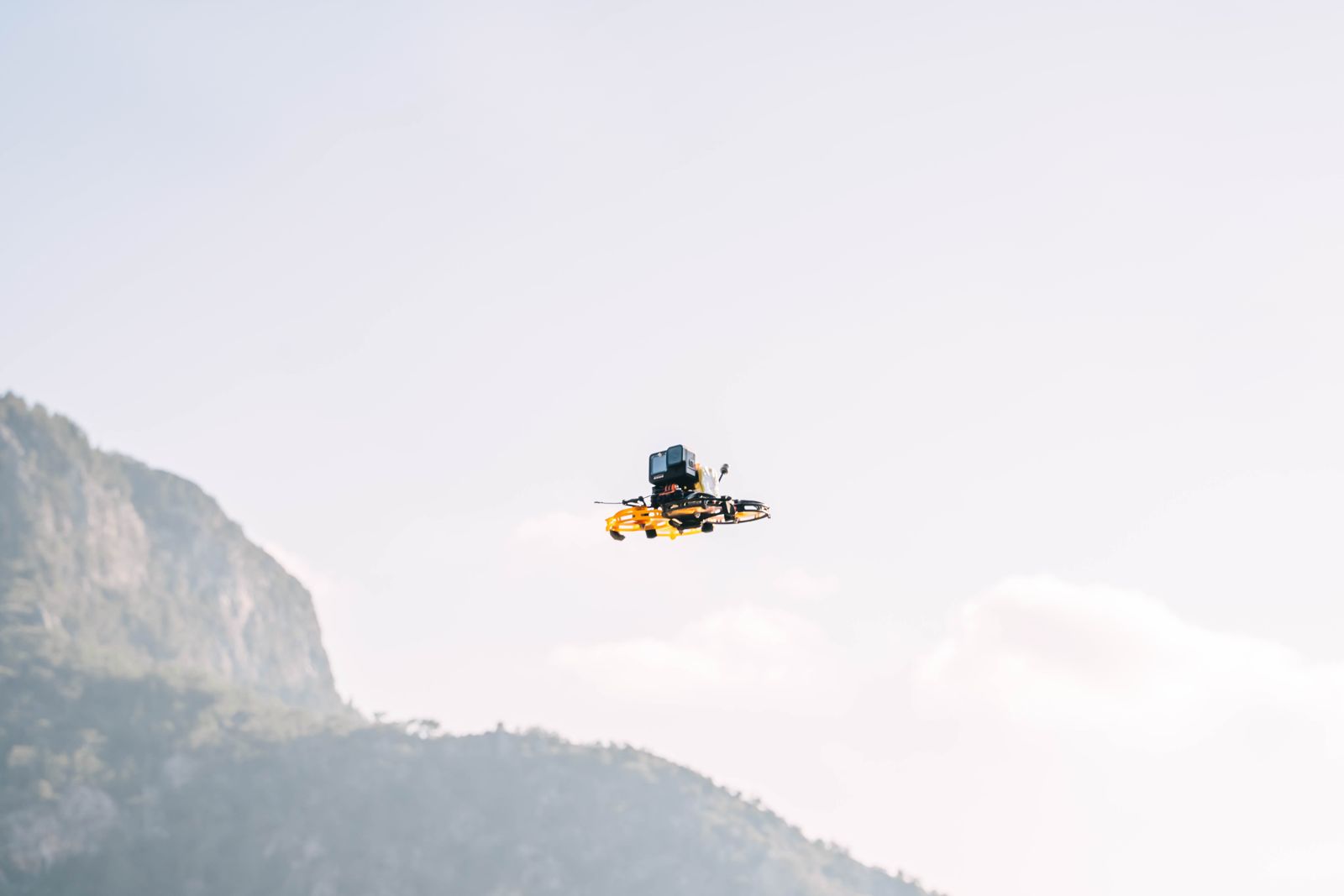 Dron agrícola de pulverización preparado para una campaña de tratamiento